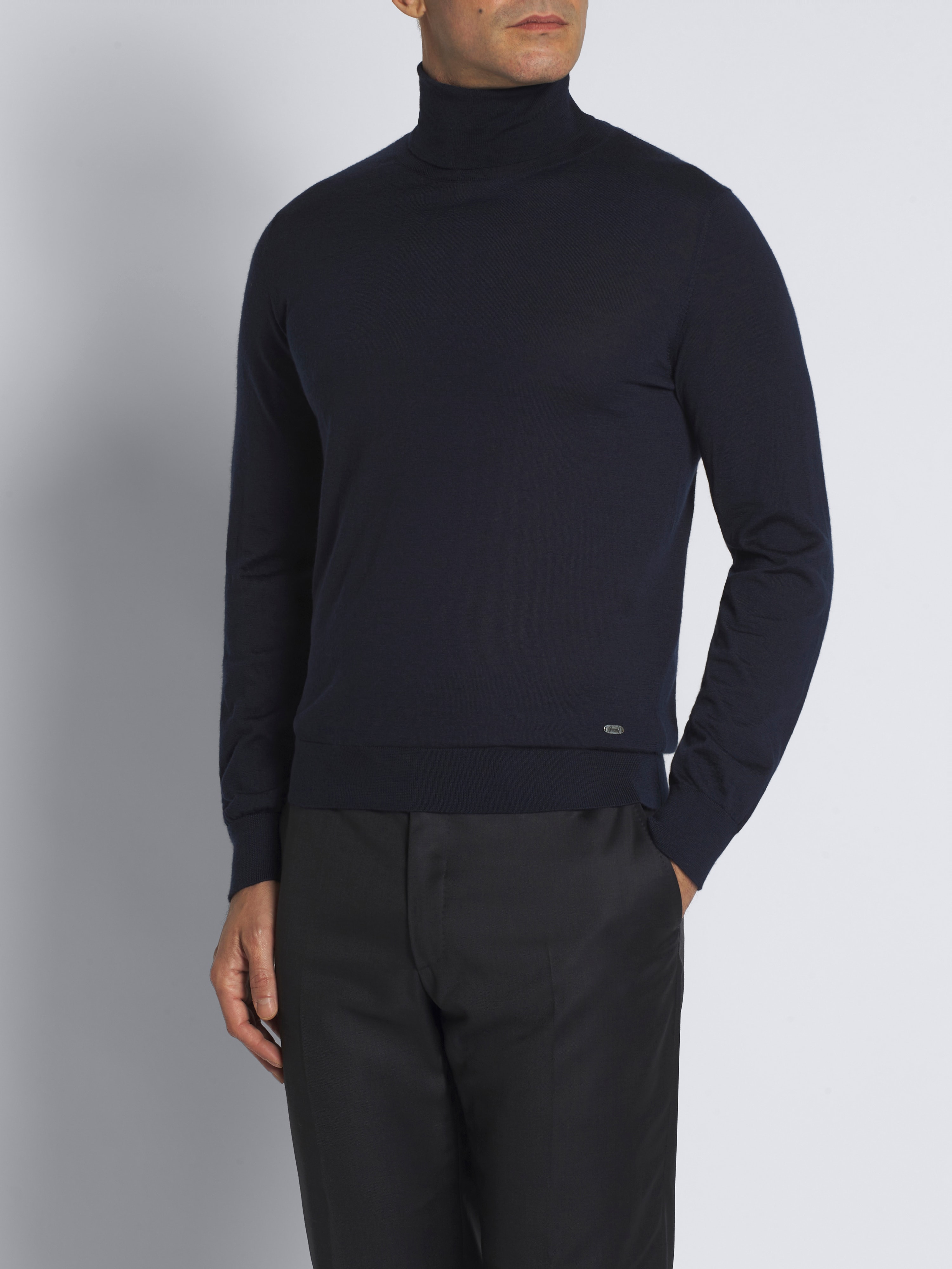 Essential-Rollkragenpullover aus mitternachtsblauer Kaschmir-Seiden-Mischung